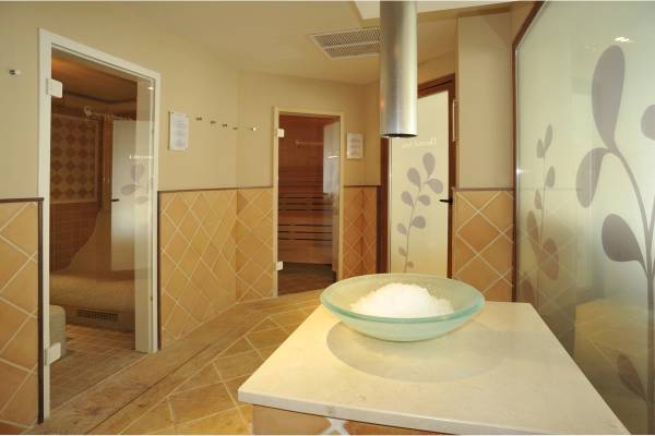 Saunabereich im Grupotel Los Principes & Spa mit einer Glastür und einem offenen Saunaraum.