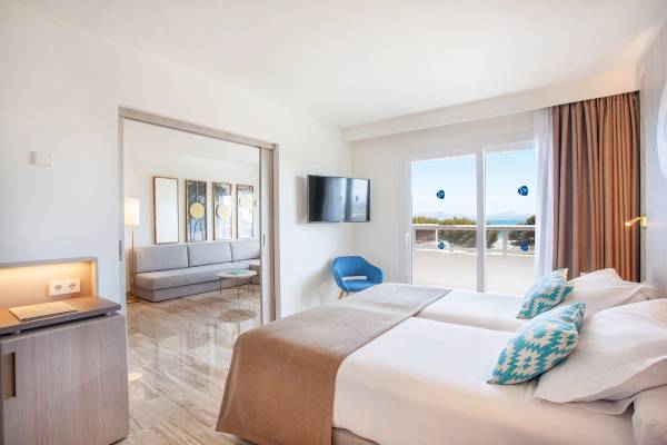 Doppelzimmer im Grupotel Los Principes & Spa Hotel mit Blick auf das Meer.