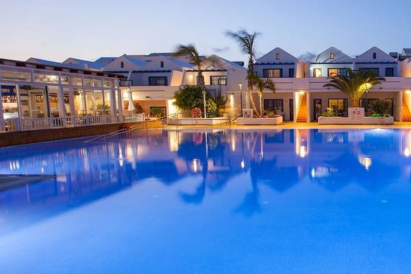 Der beleuchtete Swimmingpool des Grupotel Los Principes & Spa bei Nacht