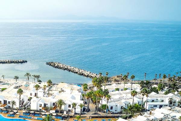 Luftaufnahme des Grupotel Los Principes & Spa Hotels am Meer mit Swimmingpool und Sonnenliegen