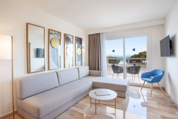 Wohnbereich im Grupotel Los Principes & Spa mit Blick auf das Meer.
