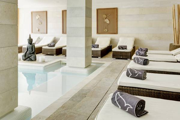 Innenpool und Loungebereich im Spa des Grupotel Los Principes & Spa