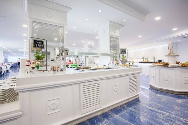 Buffet-Bereich im Grupotel Los Principes & Spa Hotel mit weißen Möbeln und blauen Böden.