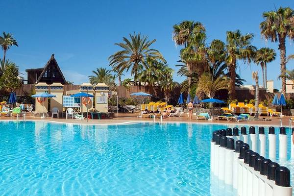 Außenpoolbereich des Grupotel Los Principes & Spa Hotels mit vielen Liegestühlen und Sonnenschirmen