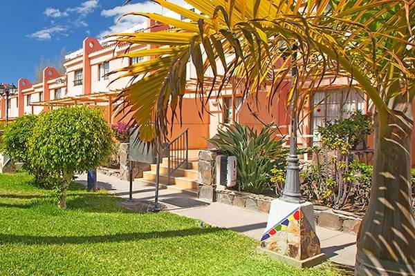 Außenbereich des Grupotel Los Principes & Spa mit Gebäuden, Palmen und Rasen