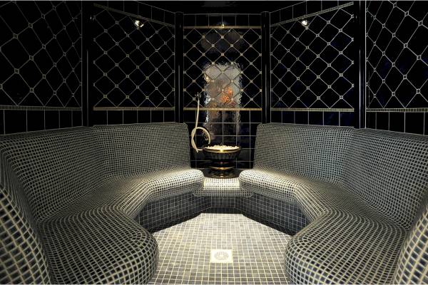 Innenansicht der Sauna im Grupotel Los Principes & Spa mit gemusterten Wänden und Sitzbänken.