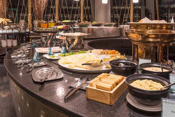 Buffettisch im Chatrium Hotel Riverside Bangkok mit verschiedenen Speisen und Gerichten.