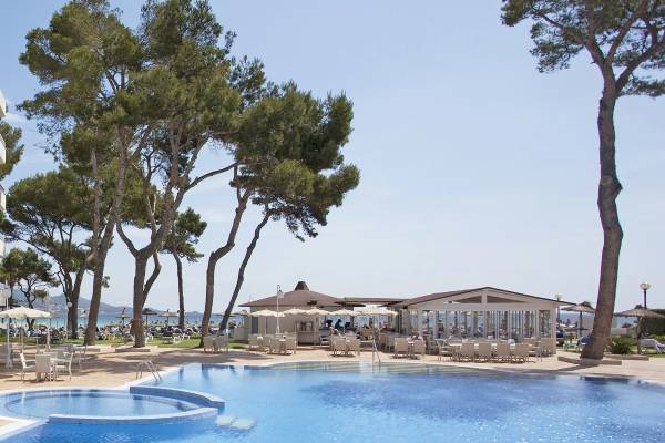 Außenpool des Hotel Grupotel Los Principes & Spa mit Sonnenschirmen und Liegestühlen