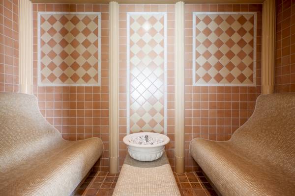 Sauna-Raum im Grupotel Los Principes & Spa mit zwei Liegen und dekorativen Wandfliesen.