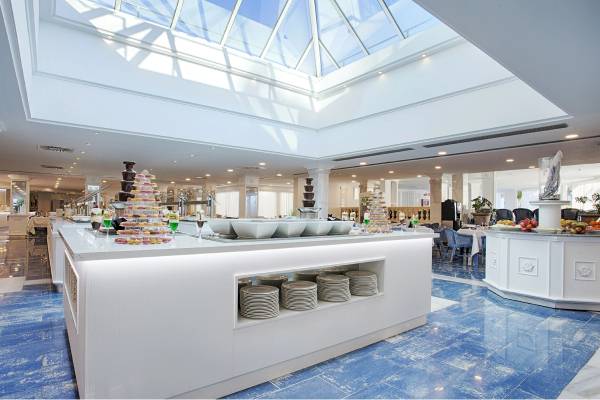 Buffetbereich im Grupotel Los Principes & Spa mit weißer Theke und blauen Fliesen.