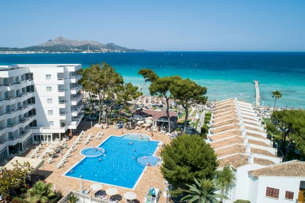 Luftaufnahme des Grupotel Los Principes & Spa mit Pool und Meer im Hintergrund.