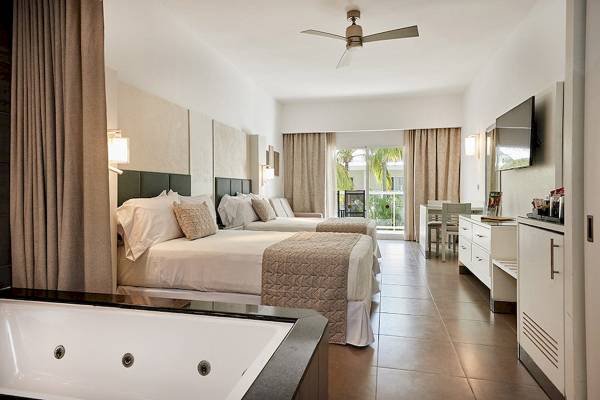 Suite im RIU Palace Macao mit Badewanne und Betten, modernes Zimmerdesign
