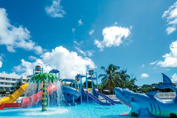 Wasserpark im RIU Palace Macao mit Rutschen und einem Hai-Spielgerät.