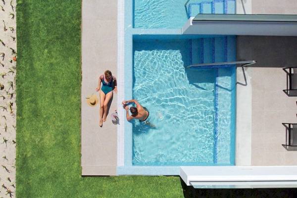 Oberflächenansicht des Pools im RIU Palace Macao Hotel mit einer Frau und einem Mann.