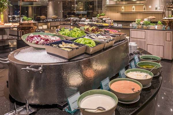 Buffetbereich im Chatrium Hotel Riverside Bangkok mit verschiedenen Salaten und Dips.