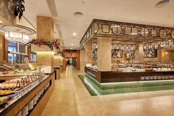 Buffetbereich im RIU Palace Macao Hotel mit vielen Speisen und dekorativen Elementen.