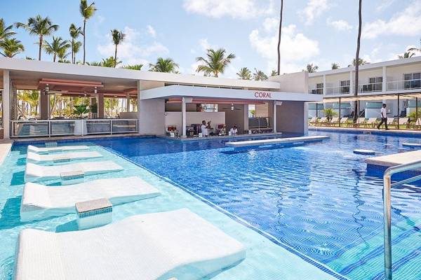 Poolbar des RIU Palace Macao Hotels mit Sonnenliegen und Barpersonal