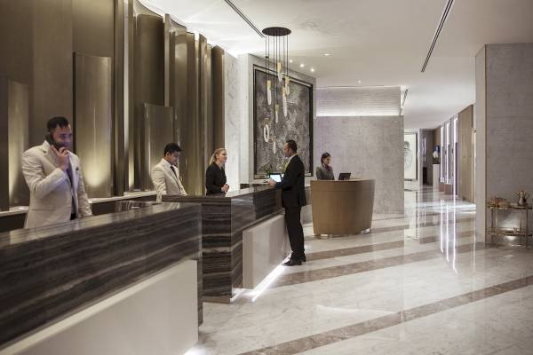 Foyer des Al Bandar Rotana Hotels mit Rezeption und Angestellten