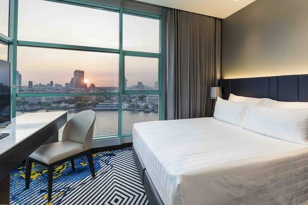 Blick aus dem Zimmer des Chatrium Hotel Riverside Bangkok auf die Stadt.