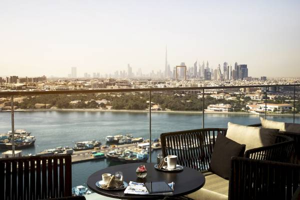 Aussicht vom Balkon des Al Bandar Rotana Hotels auf die Stadt und den Hafen