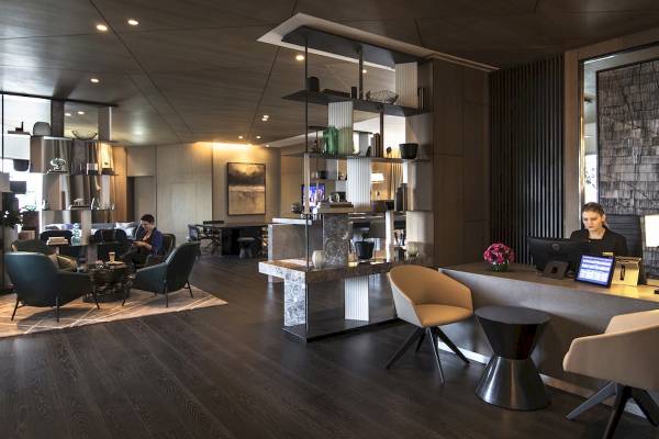 Lobby des Al Bandar Rotana Hotels mit Rezeption und Sesseln.