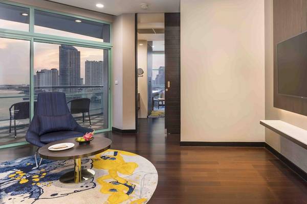 Wohnzimmer des Chatrium Hotel Riverside Bangkok mit Blick auf die Stadt