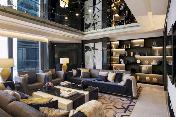 Wohnzimmer im Al Bandar Rotana Hotel mit modernen Möbeln und Dekor.