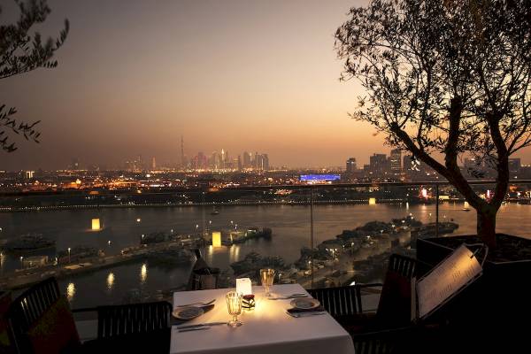 Abendessen auf der Terrasse des Al Bandar Rotana Hotels mit Blick auf die Stadt