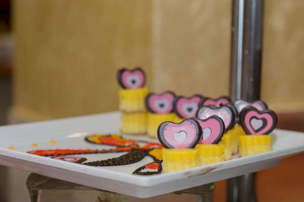 Ein Teller mit kuchen in Herzform im Golden Beach Resort.