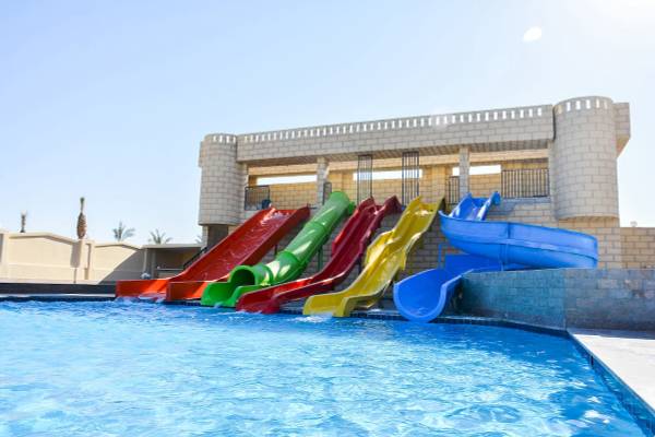 Mehrere farbige Wasserrutschen am Pool des Golden Beach Resorts.