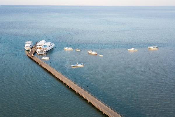Luftaufnahme des Golden Beach Resorts mit mehreren Booten am Hafen