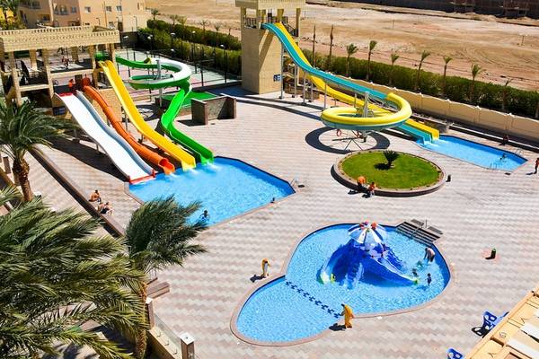 Luftaufnahme des Wasserparks vom Golden Beach Resort mit verschiedenen Wasserrutschen und Pools.