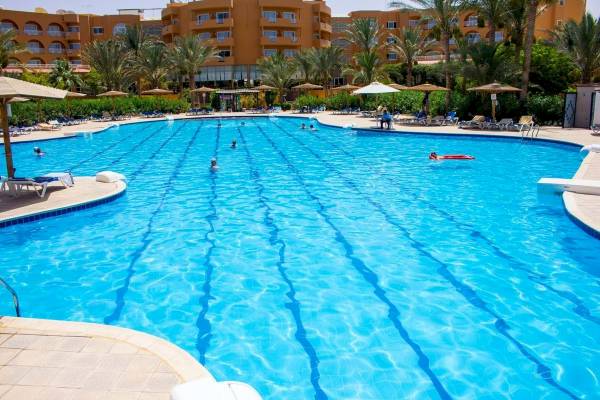 Außenpool des Golden Beach Resort mit Gästen und Sonnenschirmen