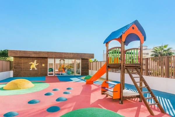 Kinderspielplatz im Iberostar Cristina Hotel mit Rutsche und Klettergerüst