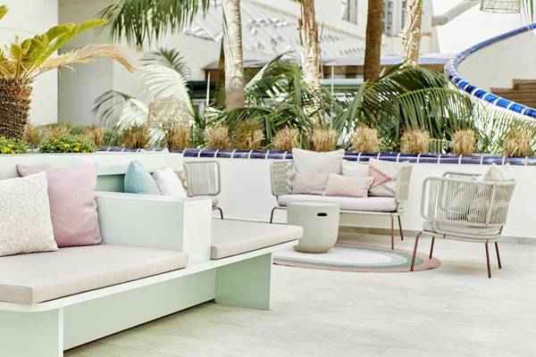 Loungebereich des Iberostar Cristina Hotels mit Möbeln und Pflanzen.