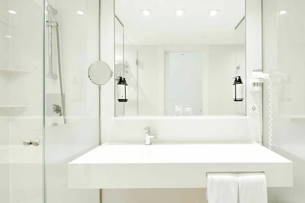 Badezimmer im Iberostar Cristina Hotel mit moderner Ausstattung.