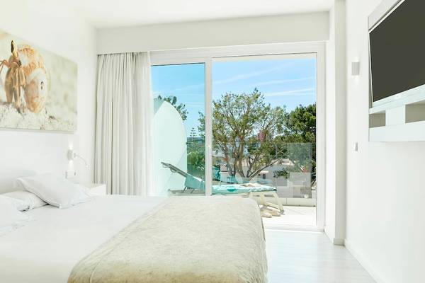 Schlafzimmer im Iberostar Cristina Hotel mit Aussicht auf die Terrasse und den Garten