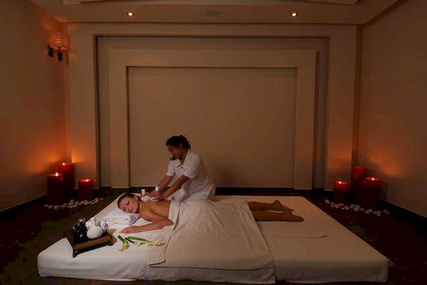 Eine Frau, die im Premier Le Reve Hotel & Spa eine Massage erhält.