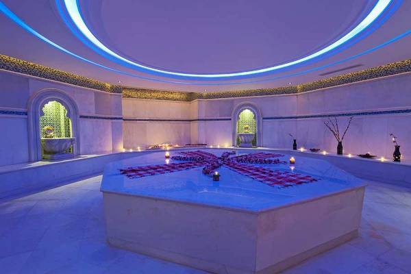 Wellnessbereich im Premier Le Reve Hotel & Spa mit beleuchtetem Zentrum und Kerzen.