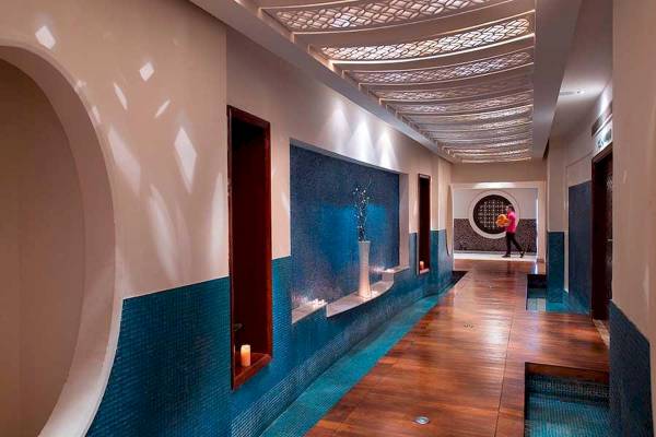 Innenbereich des Premier Le Reve Hotel & Spa mit blauen Fliesen und Holzboden.