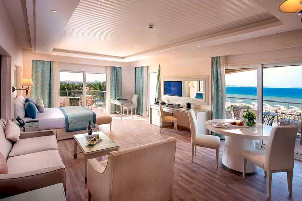 Innenansicht einer Suite im Premier Le Reve Hotel mit Meerblick, Möbel und Einrichtung sichtbar.