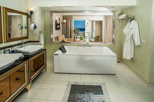 Luxuriöses Badezimmer im Premier Le Reve Hotel & Spa mit Badewanne und Meerblick