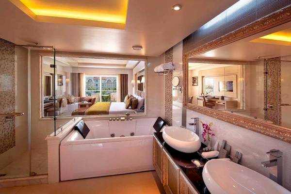 Badezimmer im Premier Le Reve Hotel & Spa mit Badewanne, Dusche, Spiegel und Waschbecken.