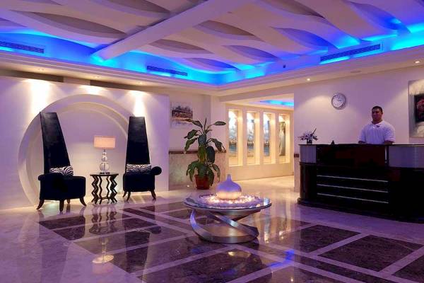 Empfangsbereich des Premier Le Reve Hotel mit moderner Einrichtung und blauer Beleuchtung.