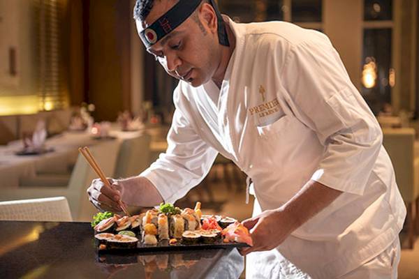 Koch im Premier Le Reve Hotel & Spa bereitet Sushi zu.