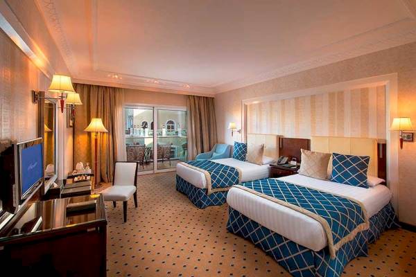 Doppelzimmer im Premier Le Reve Hotel & Spa mit zwei Betten, Fernseher und Balkon