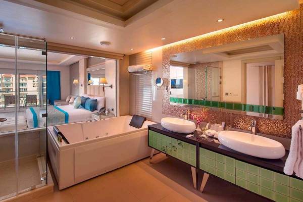 Ein Badezimmer im Premier Le Reve Hotel & Spa mit Badewanne, Dusche, Waschbecken und Spiegel.