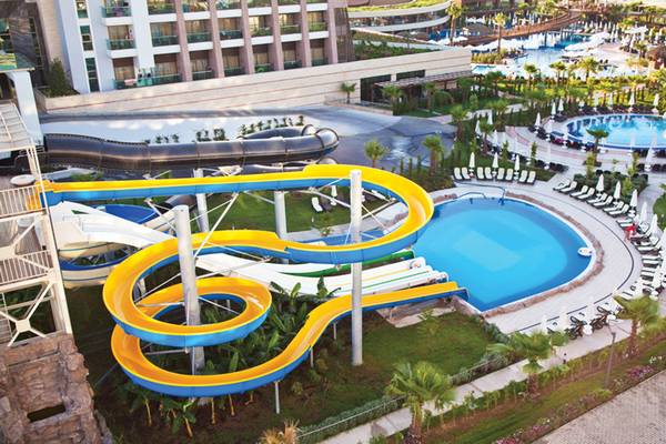 Luftaufnahme des Sherwood Dreams Resorts mit Wasserrutschen und Poolanlage.