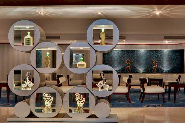 Modernes Foyer des Premier Le Reve Hotel & Spa mit Glasdisplays und Möbeln.