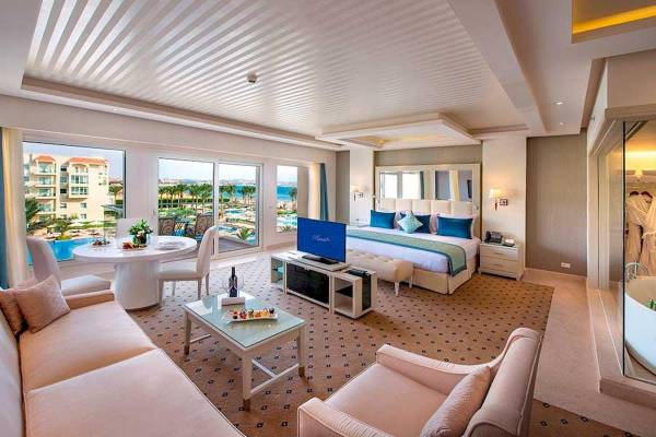 Innenansicht einer Suite im Premier Le Reve Hotel & Spa mit Blick auf den Pool.